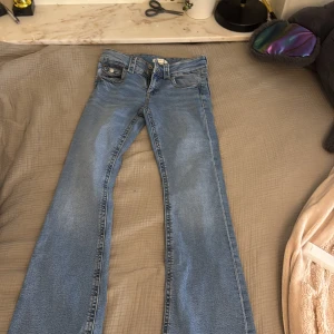 Gina tricot jeans - Oanvända jeans, kunde ej lämna tbx för drog av lappen, jätte snygga, storlek 158, säljs för 200kr