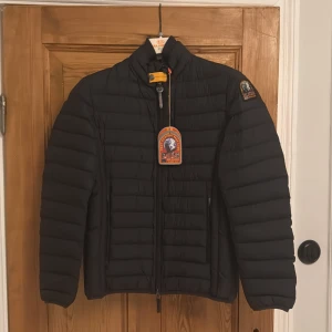 Parajumpers Ugo  - Helt ny Parajumpers Ugo man jacket i svart storlek S Certilogo för kontroll av äkthet.