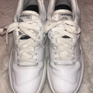 Vita New Balance 550 sneakers - Säljer dessa sjukt snygga New Balance 550 skor!! Säljer då de inte längre kommer till användning. Super bra skick och använts fåtal gånger (ca 2-4 gånger). Endast skorna ingår. Skriv innan ni köper och om ni har frågor! 💕 Pris är diskuterbart. Köparen står för frakten!! (Orginalpris = 1700kr)