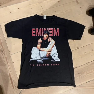  Eminem t-shirt - T-shirt med stort tryck av Eminem och texten 'The Eminem Show'. Perfekt för fans och andra. T-shirten har en klassisk passform och är i nyskick. Knappt använd. 