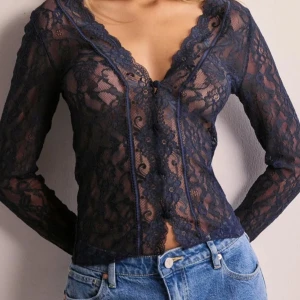 Marinblå spetsblus - Super snygg o populär spets tröja från Nelly, perfekt till fest o finare tillfällen, säljer då den tyvärr inte kommer till användning, endast använd 2 gånger så i topp skick!❤️ 