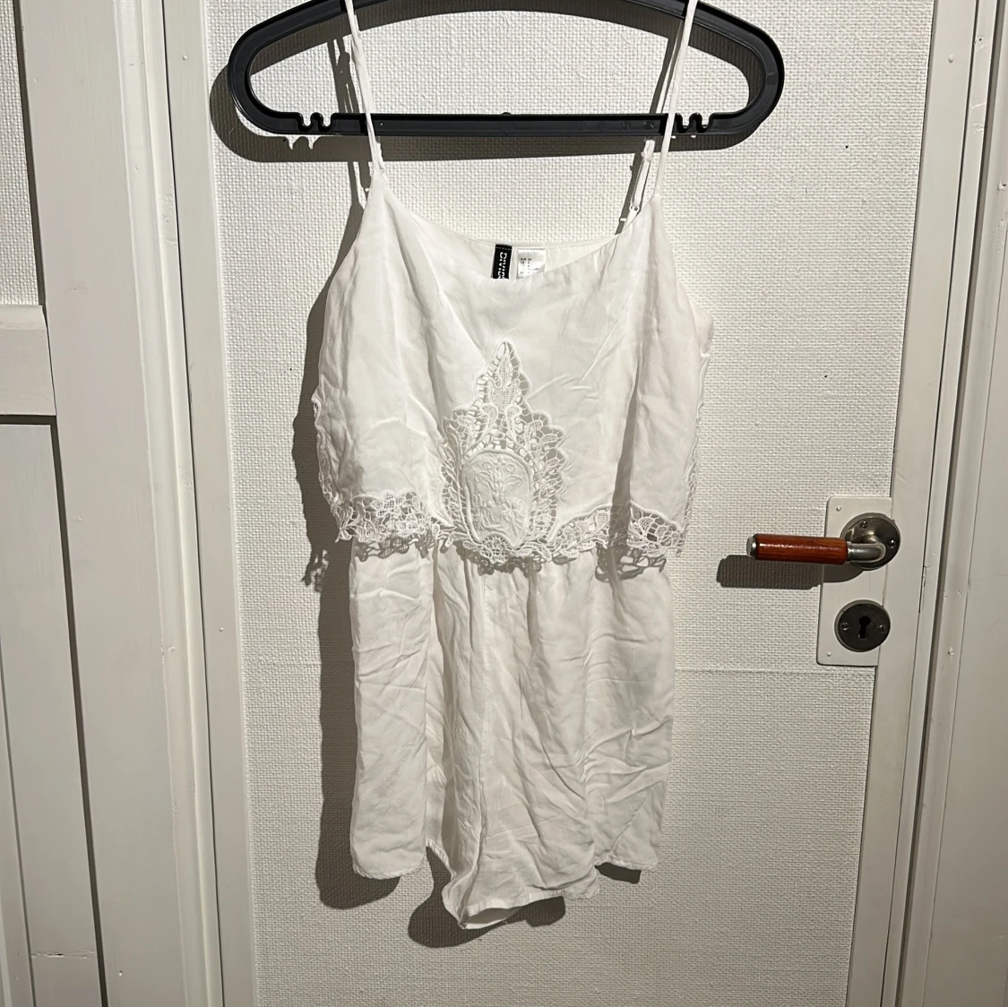 Vit jumpsuit med spetsdetaljer