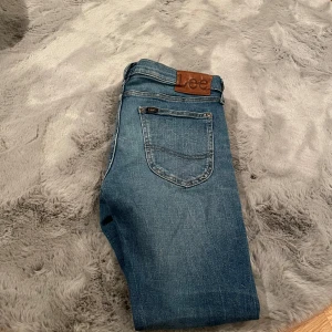 Lee Jeans - Säljer ett par schyssta lee jeans. Dess jeans är slim fit. Nypris runt 800kr mitt pris 299kr. Jeansen är 28 i midjan och 32 i längd. Hör av er vid minsta lilla fråga eller fundering 😀