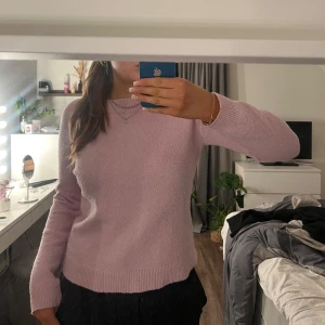 Ljusrosa stickad tröja från ONLY - Säljer denna superfina och söta  ljusrosa stickad tröja från ONLY. Använd några gånger men tycker den är lite liten på mig för min smak💗