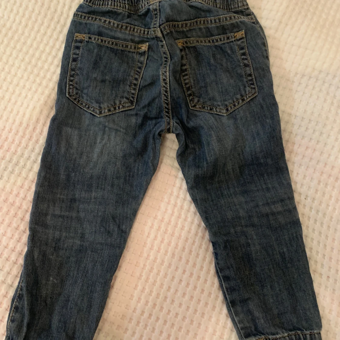 Blå jeansbyxor med kattmotiv från Lindex - 1