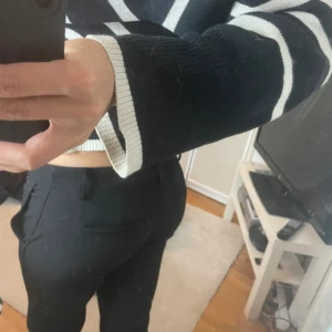 Kostymbyxor bikbok  - Lågmidjade kostymbyxor från bikbok som är utsvängda i modell Vera💞💞lånad bild