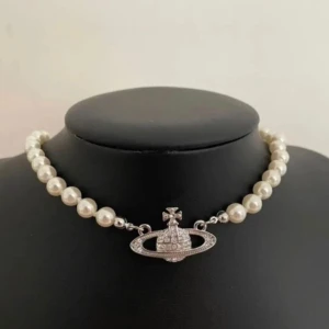 vivienne westwood pärlhalsband - köpte här på plick, påstods vara äkta med nypris 1200 men har tyvärr inga bevis på det. dma mig för mer bilder eller släng iväg ett prisförslag :)