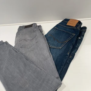 2 jack and jones jeans - Säljer 2 par feta jack and jones jeans som är i väldigt bra skick. Den gråa är i slim glenn och den andra är slim tim så båda är slim fit.