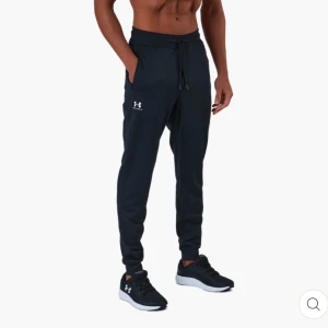 Svarta mjukisbyxor från Under Armour - Snygga svarta mjukisbyxor från Under Armour. prislapp är kvar och är helt oanvända. Köpte för 679kr men kan sälja mellan 300-250kr. Storlek L