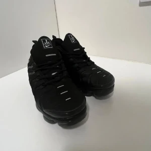 Svarta Nike Vapormax sneakers - Bra skick på bubblorna och skorna knappt använda. Storlek 42