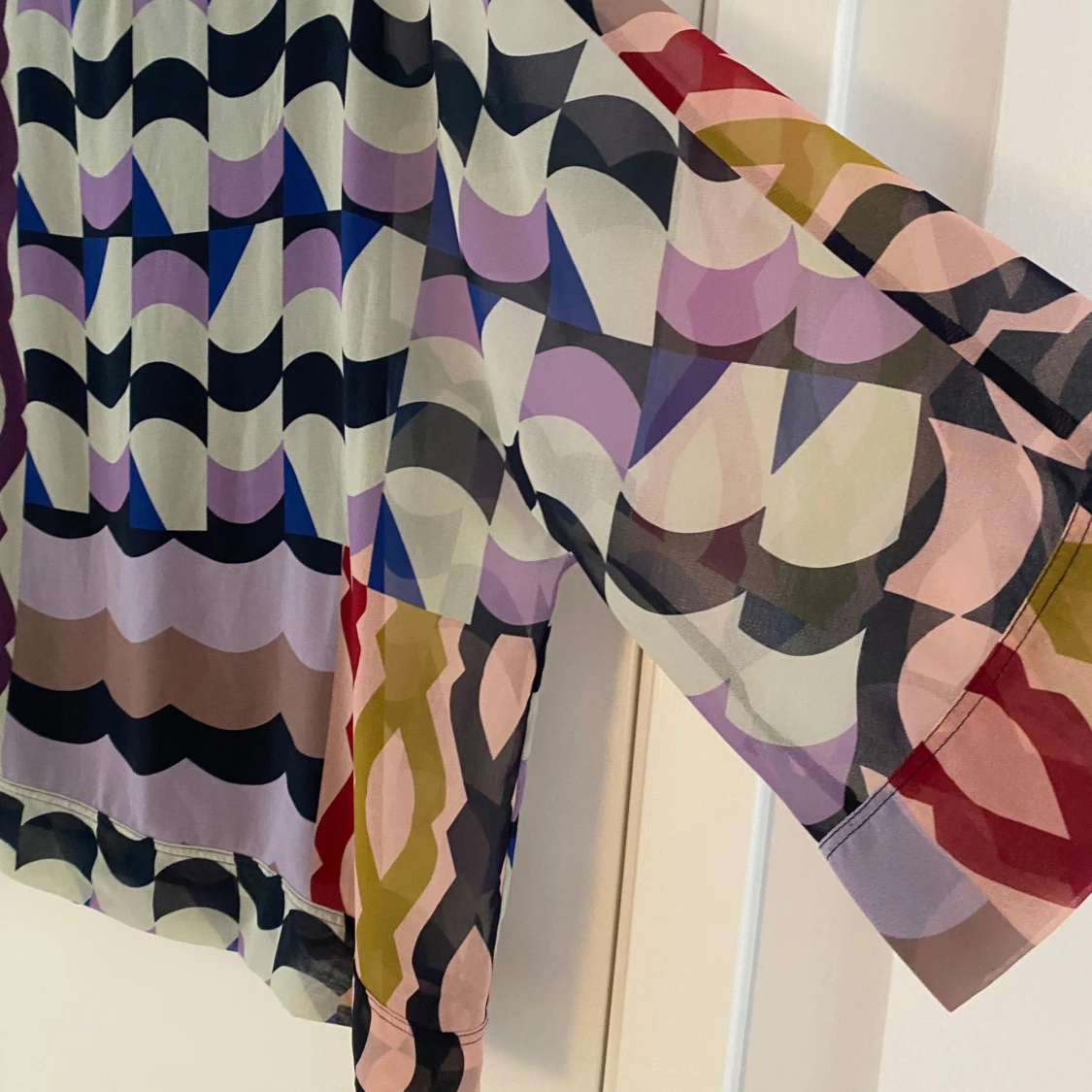 Gigue mönstrad genomskinlig blus, storlek 38. - 1