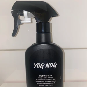 Yog Nog Limited Edition - Obs! Läs annonsen noga❣️Säljer fem m l Yog Nog Body Spray från Lush i en liten travelsize sprayflaska, passar den som vill pro va liten mängd först innan storköp. Den här doftar himmelskt gott😋Doften är en varm blandning av smörkola och kryddnejlika med inslag av ylang-ylang. Perfekt för den som älskar söta gourmand dofter😍👌🥮🧁🍮🍫🍪Limited edition, finns inte att köpa nu! Skickar snabbt💌