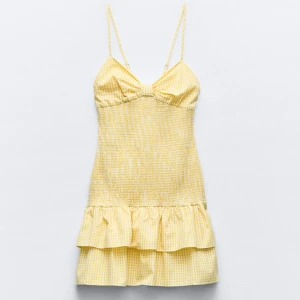 Gul klänning från zara - Helt ny med prislappen kvar. Köptes i somras men kom inte till användning. Skriv vid frågor eller funderingar. Väldigt liten i storlek, passar mig som vanligtvis brukar ha xs/s💛