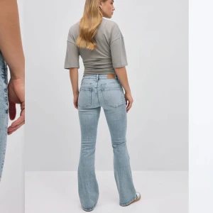 Lågmidjade bootcut jeans - Ljusblåa bootcut, lågmidjade från Gina💕 storlek 32