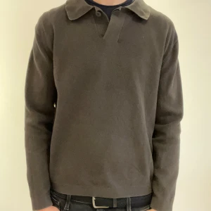 Brun långärmad tröja från Massimo Dutti - Säljer en stilren brun långärmad tröja från Massimo Dutti. Tröjan har en klassisk krage och är tillverkad i bomull. Jag är 180cm på bilden. Är liten i modellen. Djurfrit hem 