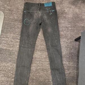 INTRESSEKOLL!! - !!!!INTRESSEKOLL!!!! As feta och sällsynta jeans från dsquared2, sitter slim fit och oklart vilken storlek men jag skulle säga 29/32   