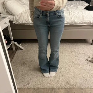 Blå jeans från 157 - Snygga blå jeans från 157 i storlek S. De har en klassisk femficksdesign och är perfekta för en avslappnad stil. Jeansen har en bootcut passform med låg midja och är tillverkade i ett bekvämt denimtyg. Använda 1 gång!