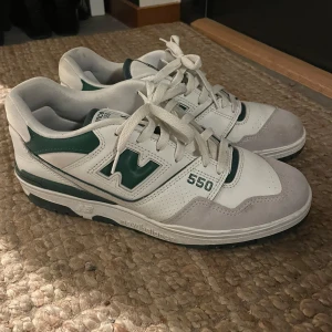 New Balance 550 vit/grön strl 44 - Sparsamt använda new balance 550 I grön/vit. Har används ett fåtal gånger pga fel storlek. Köpta från asos