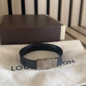 Louis Vuitton Slim Bracelet - Louis Vuitton slim bracelet  Storlek: Unisex Skick: 8/10, toppskick förutom ”baksidan”, (se bild 3) Pris: 2590kr  Frakt: (Hemlevererat spårbart)📦  Medföljer LV box samt dustbag. Tveka inte att höra av dig vid minsta frågan!