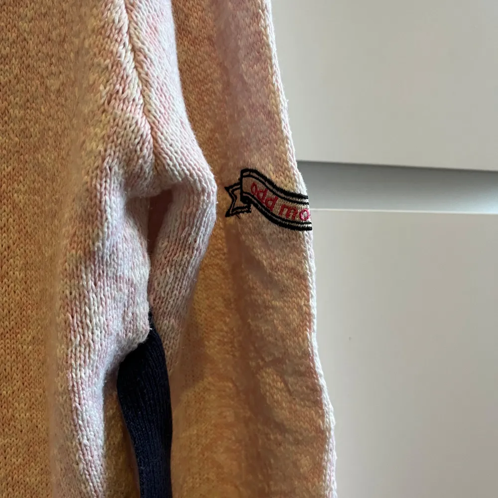 Säljer en snygg ljusrosa kofta från Odd Molly med långa ärmar. Jackan har dekorativa detaljer på ärmen och praktiska fickor framtill. . Neuletakit & Villapaidat.