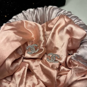 Örhängen  - Rostfritt stål helt nya i obruten förpackning detta är exempel bara 