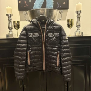 Mörblå jacka från Moncler - Skulle du ha några frågor eller liknande är du varmt välkommen att skriva! Mvh