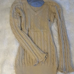 Babydoll topp  - Sååå snygg babydoll tröja från gant🥰 Står large men passar bättre som xs/s. Tröjan är i bra skick, mått finns på sista bilderna🤍 Köpt secondhand:)