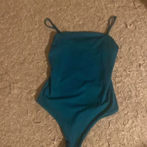 Blå body från BikBok - Snygg blå body från BikBok i storlek XS. Den har smala axelband och en enkel, stilren design som passar för alla årstider 