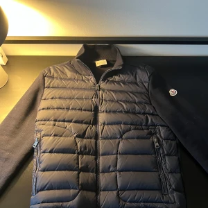 Moncler cardigan  - Moncler cardigan storlek M/S skick 9/10 Pris 2299kr Ingår Jacka samt tags  Fraktar spårbart med PostNord 