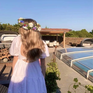 Vit kort klänning med puffärmar - Zara - Super fin vit klänning med puffiga kortärmar och en öppen rygg från Zara. Perfekt för studenten eller sommaren.  Använd endast 2 ggr och är i bra skick⭐️