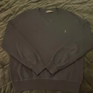 Svart tröja från Polo Ralph Lauren - Säljer en klassisk svart tröja från Polo Ralph. Tröjan har långa ärmar och en rund halsringning . Perfekt för en stilren look. Kan gå ner i pris vid snabb affär. Skriv gärna om ni har frågor 