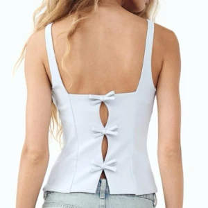  Zara Topp  - Ljus blå zara topp med  rosettdetaljer på ryggen som är slutsåld på hemsidan🫶🏽För egna bilder är det bara att skriva💞