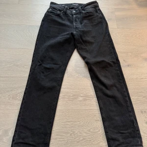 Svarta jeansbyxor - Snygga svarta jeansbyxor från Jack and Jones. De har passformen relaxed och modellen är Chris. Perfekta för en stilren look. Storlek 27/30 och nypris 600. 