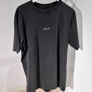 Oversize tshirt - Köpt av UF. Oversize pumpcover i stentväddad svart. Nyskick