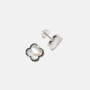 Guld/Silver örhängen från Ur&penn  - Snygga guld/silver örhängen från Ur&penn med en fyrklöverformad design. De har en vit mitt och är dekorerade med små glittriga stenar runt kanten. Perfekta för att ge en elegant touch till din outfit.