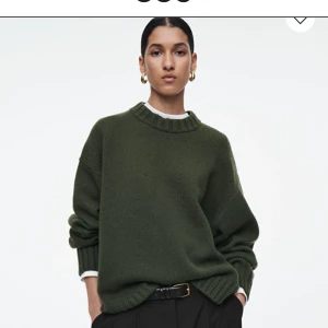 Mörkgrön stickad tröja - Säljer mina gröna stickade tröja i Kashmir från cos i storlek M. Slutsåld på nätet. Använd 2 gånger så i väldigt bra skick. Skriv för fler bilder♥️