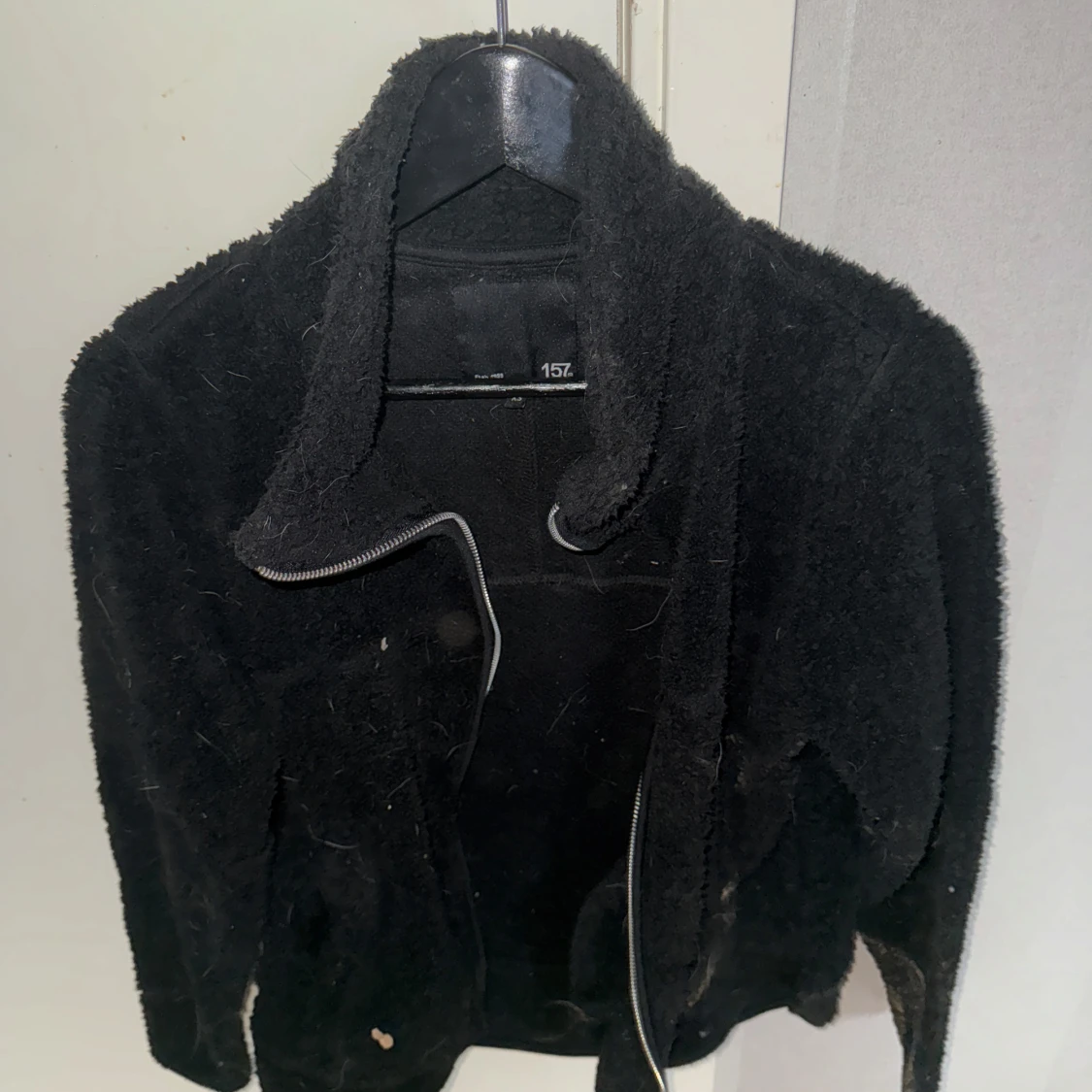 Beige och svart fleecejacka med dragkedja - 1