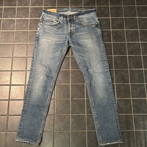 Dondup jeans - Snygga blå jeans från dondup. De har en klassisk femficksdesign och en bekväm midwaist. Perfekta för en stilren look. Byxorna är i grymt skick är i storlek 31. Skriv vid fler funderingar!