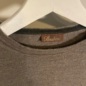 Stenströms tröja - Säljer nu min stenströms tröja då den har blivit för liten för mig! Storlek står M men passar mer XS ! Rekommenderar att du är mellan 170-175 ! Hör av dig om du har föer frågor