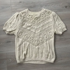 Beige stickad tröja från Zara - Säljer en fin beige stickad tröja från Zara💕 knappt täcken på andvändning. Pris kan diskuteras🤗 skriv privat för fler bilder✨
