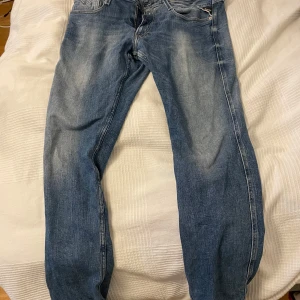 Blå jeansbyxor - Replay Anbass jeans i storlek 32/32.                             Skick 7/10, bra men en liten fläck på bakfickan 