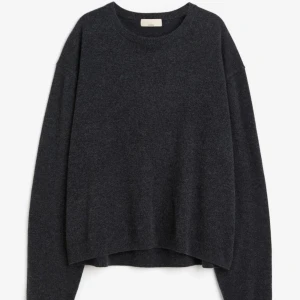 H&M CASHMERE TRÖJA S - Färgen är mellan mörk grå och marin blå ny pris:1499