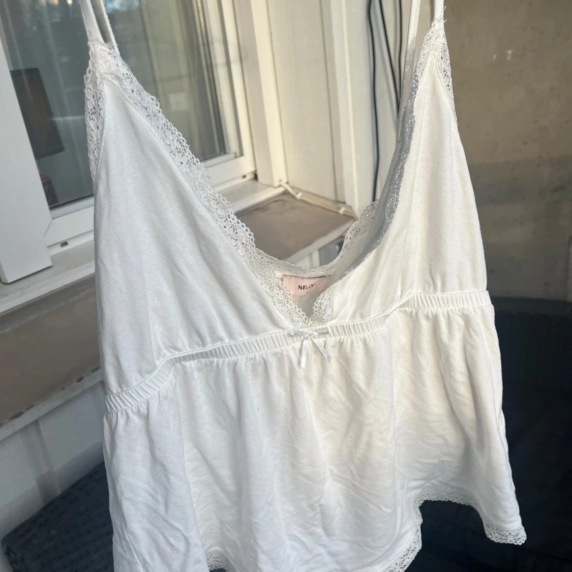 Vit linne med spetsdetaljer - 1