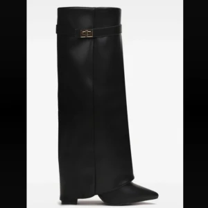 Svarta stövlar med bälte - Eleganta svarta stövlar i skinn med spetsig tå och dekorativt bälte upptill. Perfekta för en stilren look.