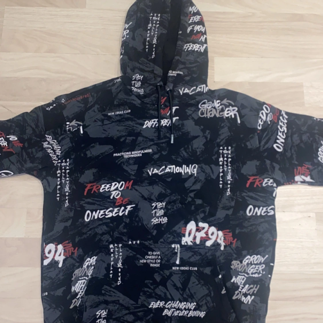 Svart hoodie med textmönster