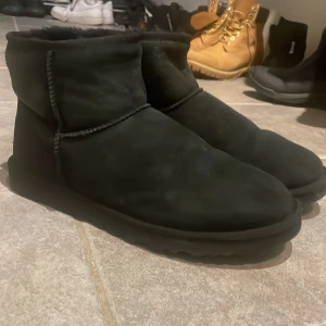 Uggs Herr - Säljer mina uggs pga används ej längre. Dom är i super fint skick då jag knappt använt dom. Storlek 44. Box följer Tyvär ej med då jag slängt den sen länge. 