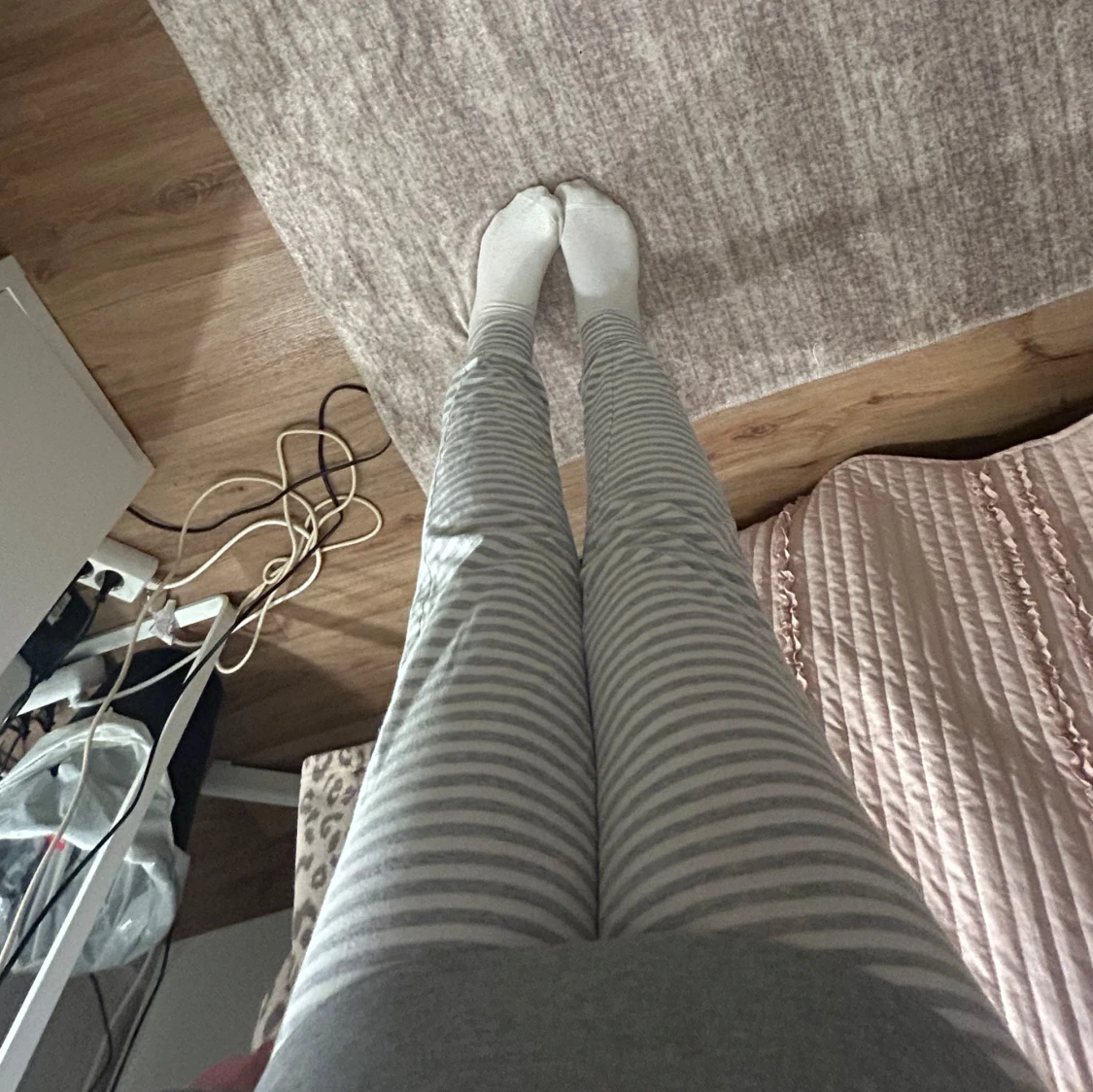 Randiga mjukisbyxor i grått och vitt - 1