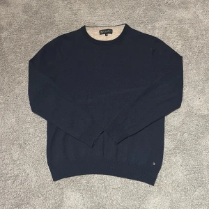 Navy Lagency - Stickad tröja från Lagency | navy/mörkblå | storlek M men sitter som S | nypris 1399kr mitt pris 600kr | skriv vid minsta fundering 😁🙌