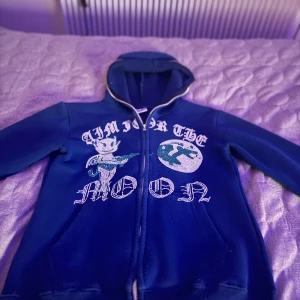 Mörkblå ziptröja - Säljer en Aim For The Moon Zip i färgen marine blue. Bara använd vid ett högst fåtal gånger. Vid frågor eller funderingar tveka inte att höra av er! 🤝💯