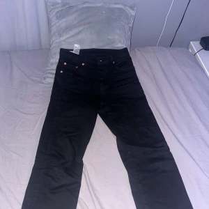Svarta jeans från Levi's - Snygga svarta jeans från Levi's Premium. Klassisk design med fem fickor och knappgylf. Perfekta för en stilren look. Pris kan diskuteras